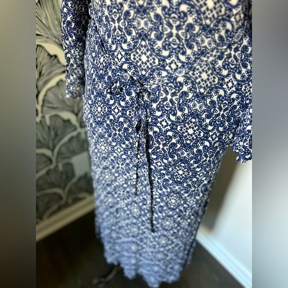 Blue LULUS midi dress | Jacquard Print | size SM | Light material & tie waist - Picture 5 of 6